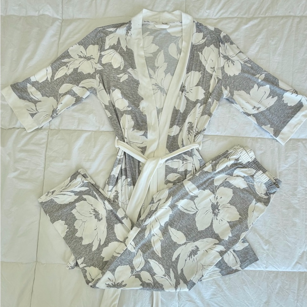 Nicole Miller Women’s White & Gray Floral Robe and Pants Set – (NEW)